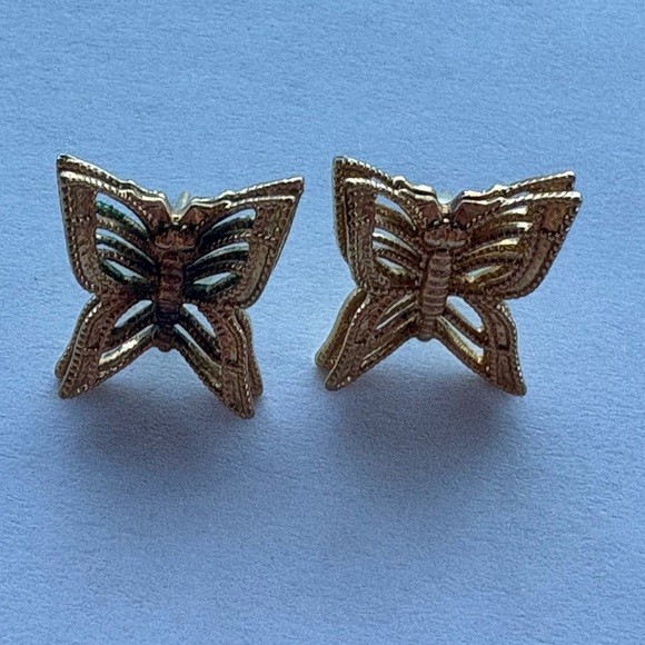 Gold tone intricate Butterfly design Earrings NWOT - Picture 6 of 8